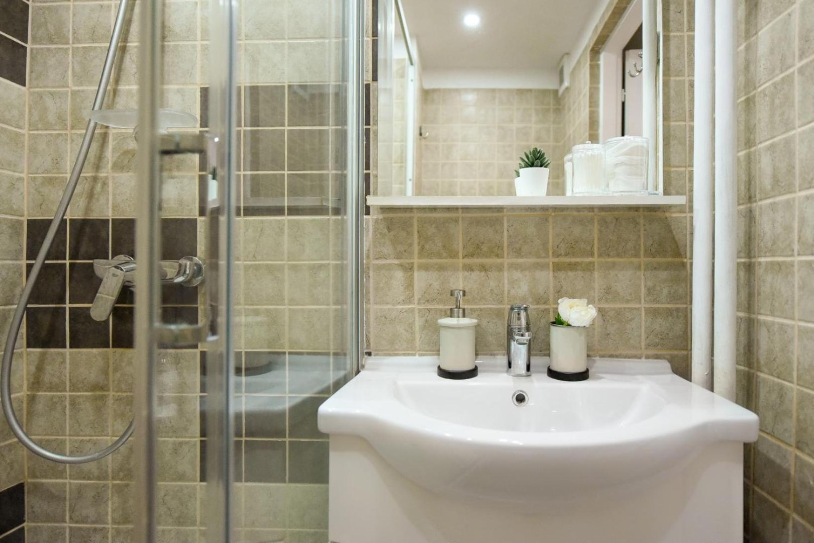 Downtown Oasis: Central Apartments With Cozy Charm 부쿠레슈티 객실 사진